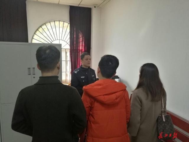 奔驰车早高峰停路中间致拥堵 原因让人哭笑不