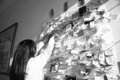 武汉一高中校方设 告白墙 支持学生贴爱情宣言