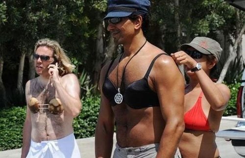 <em>男人</em>都带上<em>文胸</em>了