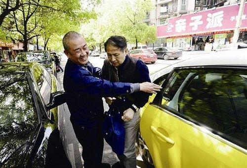 武汉的哥对75岁以上老人免费搭乘 源于将心比