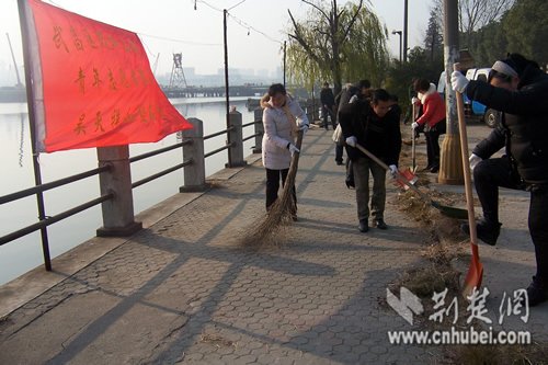 武汉珞珈山街开展迎新春清洁东湖志愿服务活