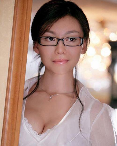 巩新亮素颜暴丑 明星素颜照