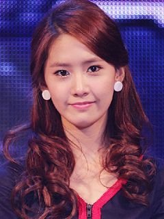 <em>少女时代允儿</em>个唱走光 裤子被撕裂两条口子_大