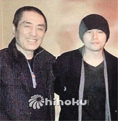 周董为张艺谋宴客玩魔术(组图)