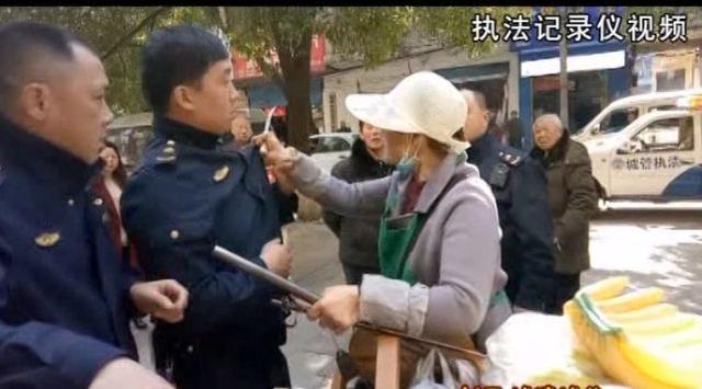 麻城一水果摊贩持刀暴力抗法 被行政拘留7天