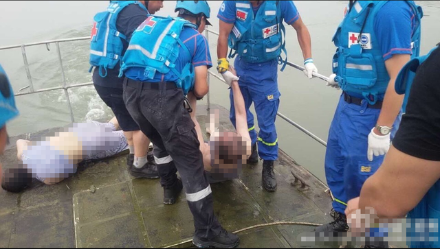 快讯:沉船事件岳阳救援队打捞起三具遗体(图)