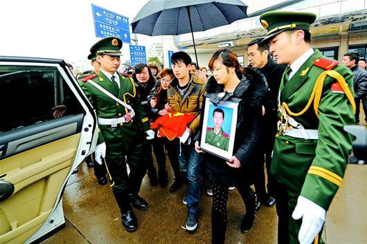 风雪中英雄魂归故里 孙络络遗体回武汉安葬_大楚网_腾讯网