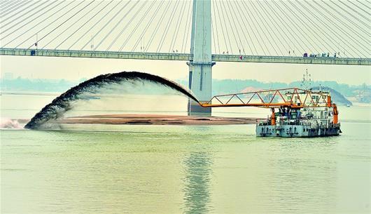 河床淤积量较大 长江荆州段进行航道疏浚(图)