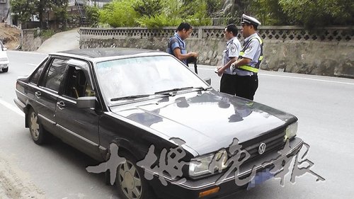 驾校车少学员多 十堰现黑教练车上路(图)