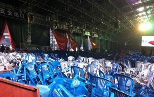 王菲重庆演唱会观众席垮塌 现场图片[图集] (1\/