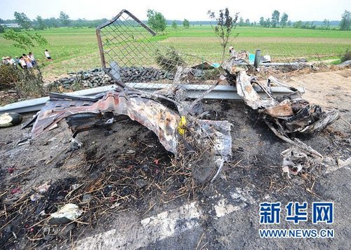 湖北特大车祸现场:父亲目睹三个孩子葬身火海