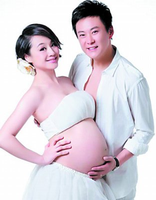 组图:<em>女明星</em>孕妈大胆 <em>裸照</em> 曝光 依旧<em>美丽</em>动人_