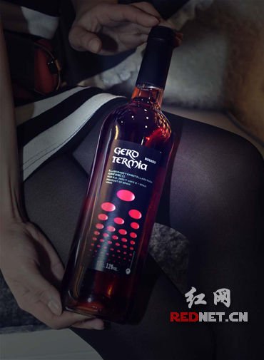 美腿女王选手回店拍美腿 内衣秀上演天使诱惑