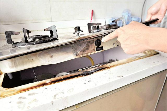 天然气灶起火自燃 售后人员要用户签封口协议