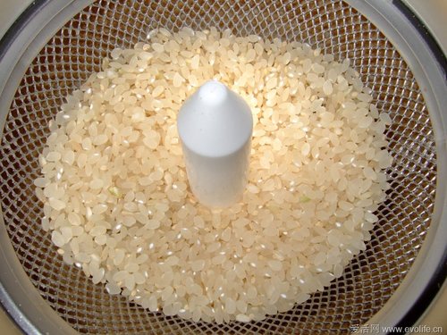 在日前举行的营养强化大米上市仪式上