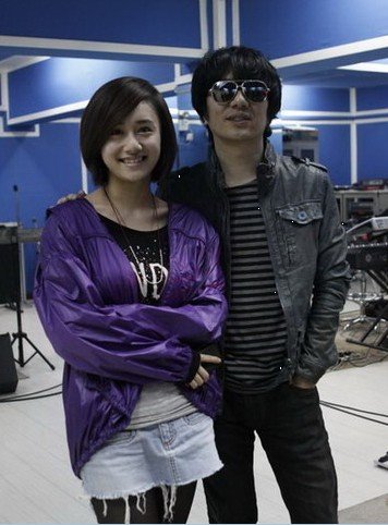  郑钧 西安开唱  老婆 刘芸携好友谭维维探班_腾讯