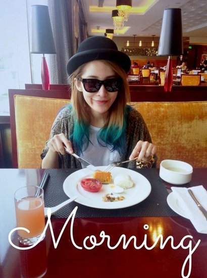 萧亚轩开心吃早餐 蓝绿色<em>头发</em>潮爆抢镜(图)_大