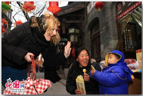 老外迷醉百年周村古商城 千余花灯绚龙年