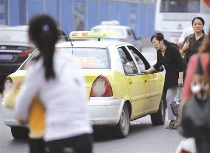 武汉市民110条建议指向打的难 半小时难等1辆