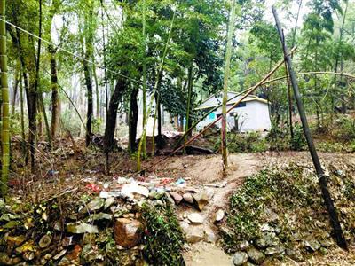 湖北一惠民公厕建在半山腰 村干部：选址实属无奈