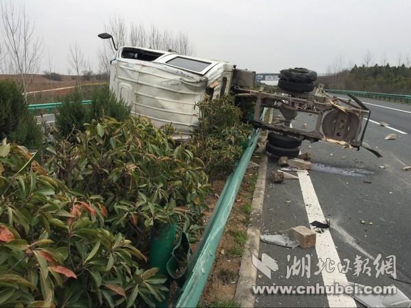 小货车司机忽视车辆轮胎裂纹 高速路上爆胎翻