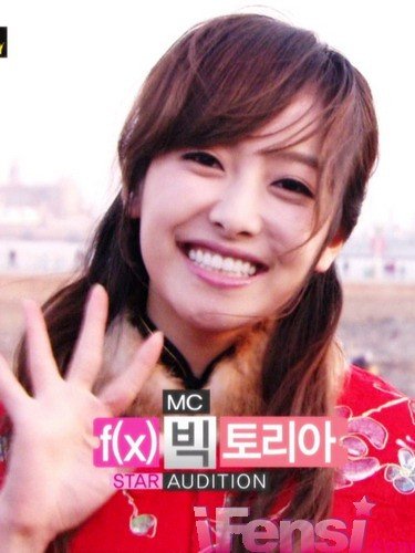 f(x)维多利亚着红衣做主持 灿烂笑容没有尼坤也