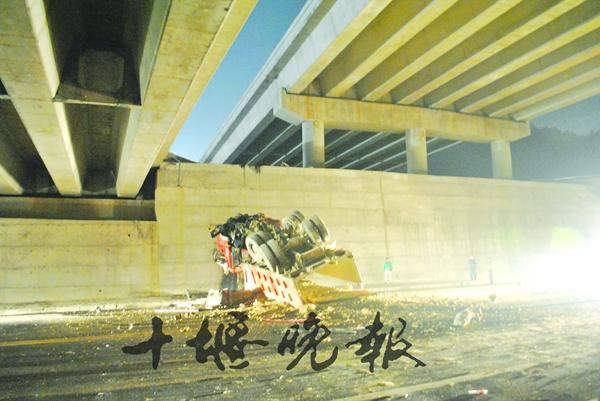 渣土车翻下立交桥司机跳车 同路段3月两车坠桥