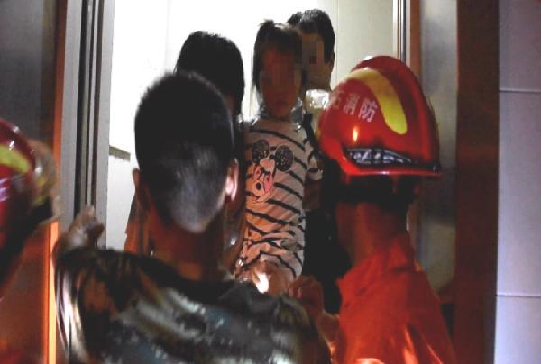 黄石小区上演“电梯惊魂” 消防迅速救出被困3人