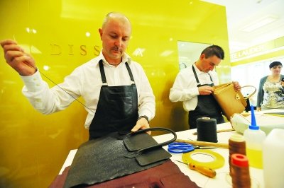 普拉达工匠空降武汉 现场手工制作精品女包