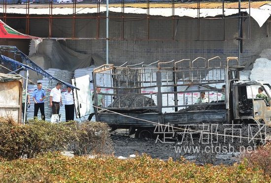 武汉舵落口大市场一货车行驶中起火 1人遇难_