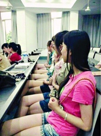 <em>女生穿短裙</em>上课 武汉人性副教授称难保不看_