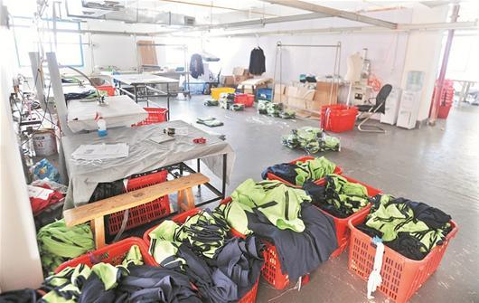 两服装厂老板先后失联 近200名工人工资无着落_大楚网_腾讯网