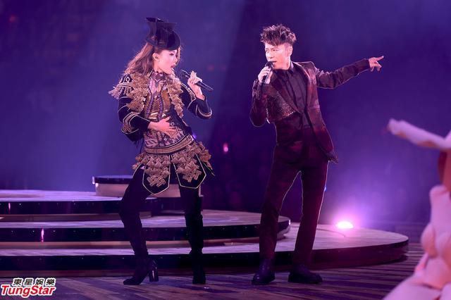 <em>容祖儿</em>演唱会舞台惊现<em>胸罩</em> 回应:表演时没穿_