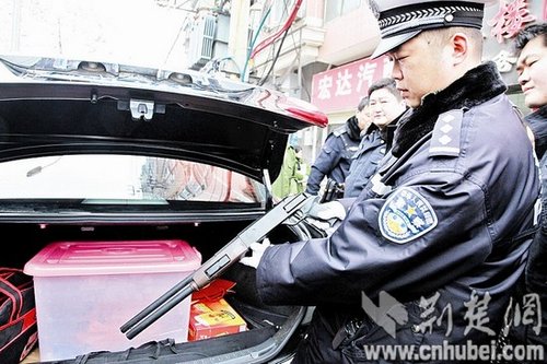 洗车店内巧遇套牌车 交警搜出双管滑膛枪(图)