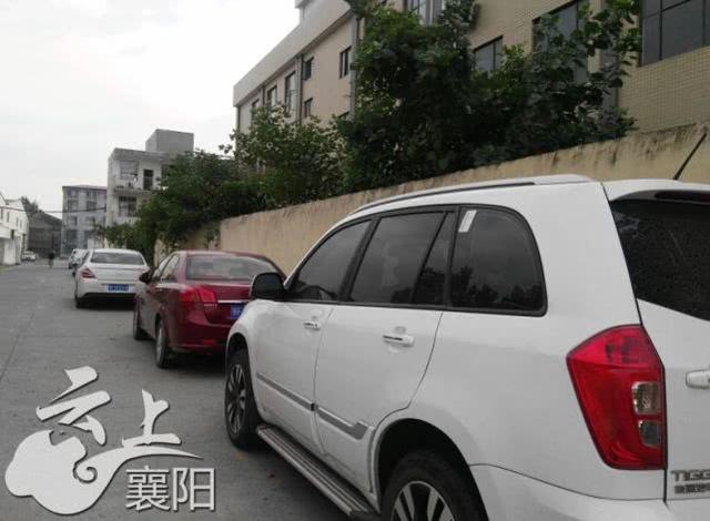 襄阳这条路违停车辆可以不受处罚 警察这样回应