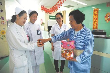 婆婆住院缺席孙子婚礼 护士帮她视频连线直播