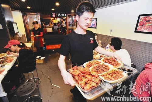 小龙虾提前20天爬上武汉餐桌 价格稍涨
