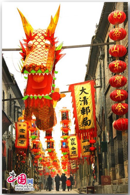老外迷醉百年周村古商城 千余花灯绚龙年