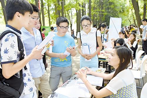 孝感举办高校生专场招聘会 提供1200余个岗位