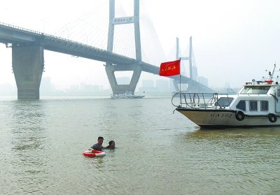 武汉水警跳进江水救轻生女 救人照片微博引围观