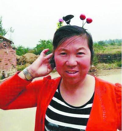 女子头顶卖萌草拍照 吸引到真蝴蝶栖息(图)