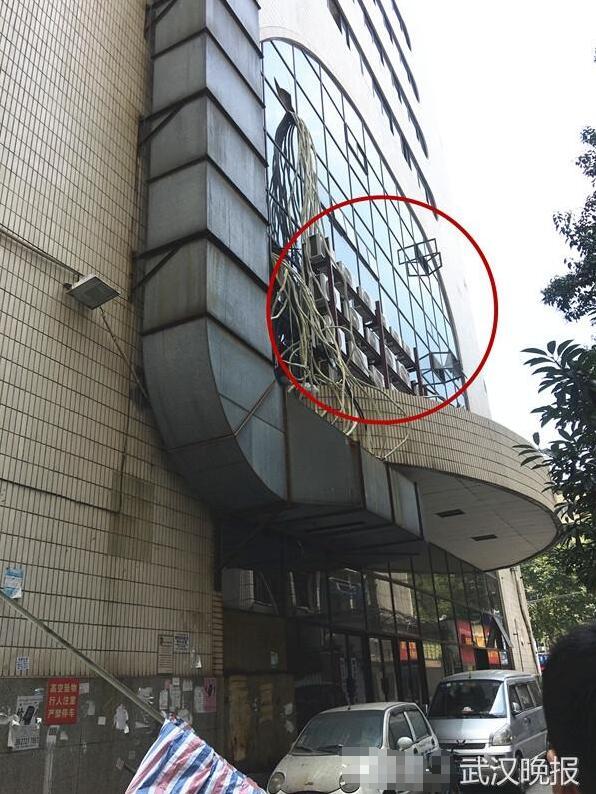 破旧大楼外墙上要装数十台空调外机 居民担忧