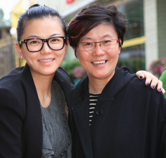 李湘何炅家居合照秀亲密 最佳拍档近况都精彩