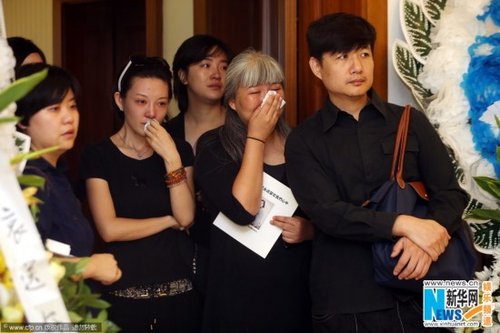 <em>央视女主播</em>王欢遗体告别 <em>经纬</em>素颜寄哀思失声