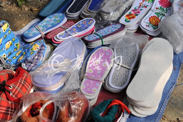 十堰89岁老人售卖自制鞋垫 表示不图钱只为解
