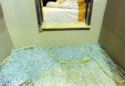 武汉一宾馆玻璃爆裂扎伤客人脚掌 原因调查中