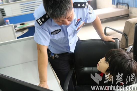 襄阳民警国庆不放假 派出所成女儿的托管站