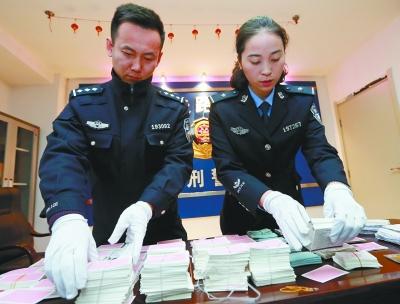 保安改行竟制售假火车票 母亲在火车站叫卖