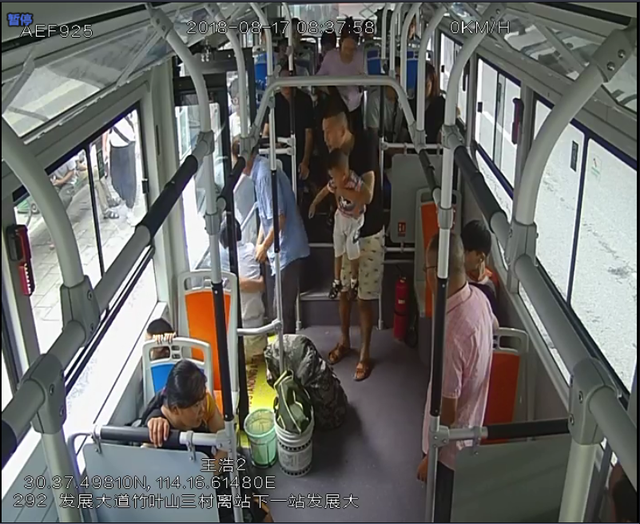 暖心!武汉公交司机熊抱无腿乘客上下车