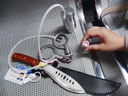 男子吸毒后无证驾驶上高速 车上搜出管制刀具